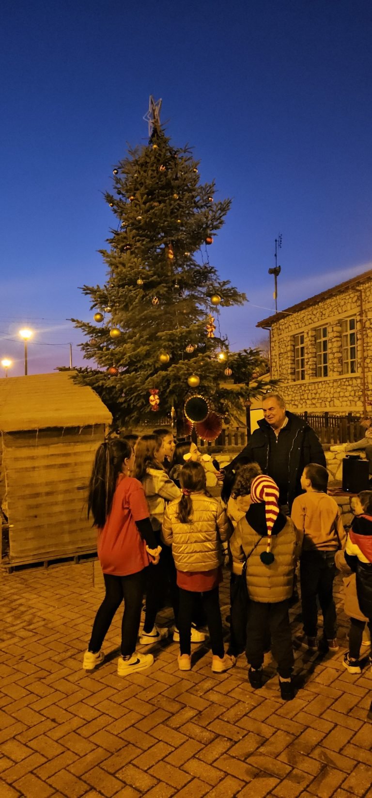 Η Φωταγώγηση του Χριστουγεννιάτικου Δέντρου στη Νέα Γωνιά